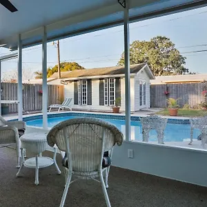  Holiday home Escape To Honeymoon Island
